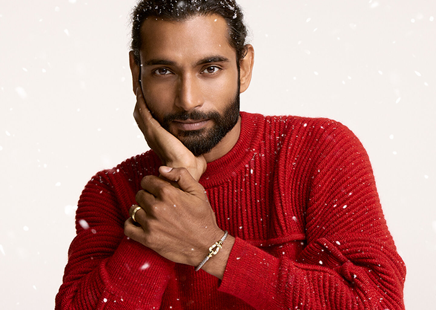 A woman wearing yellow gold and pearl jewellery from Maison Birks.
